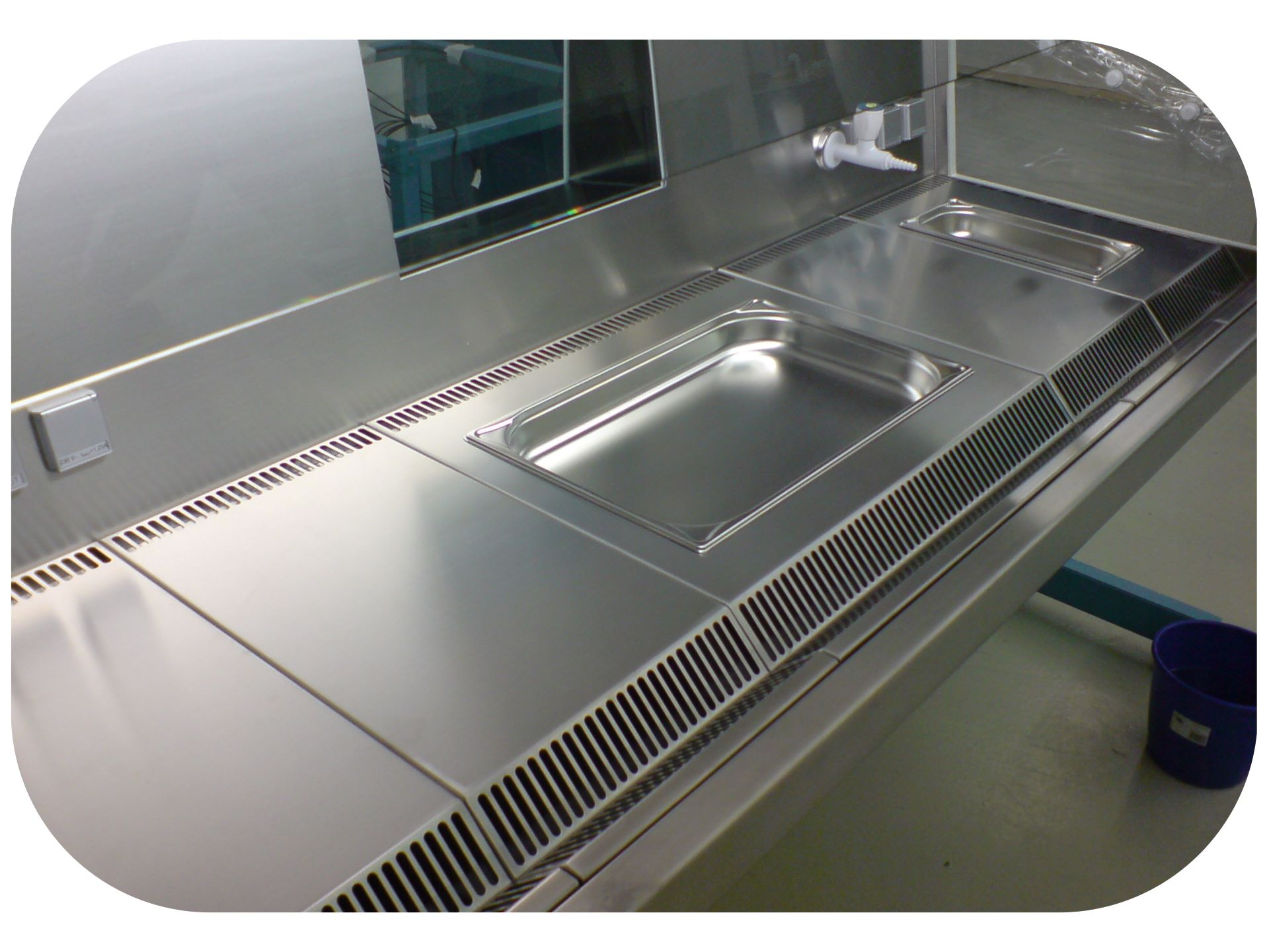Integrated sinks in worktops in the safety cabinet